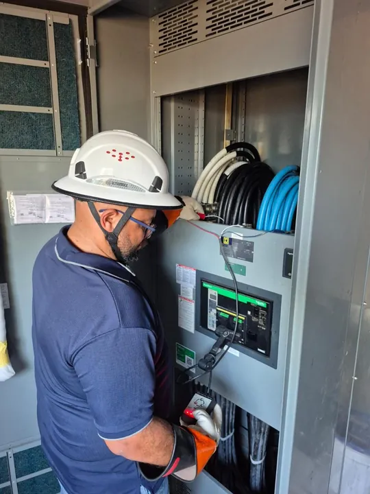 Ingeniero de INGCOTEC configurando un tablero de control industrial
