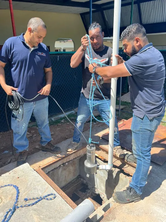 Instalación de bomba en estación de bombeo