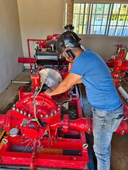 Técnico revisando una bomba contra incendios