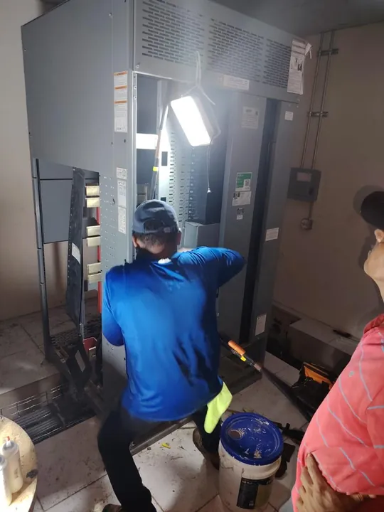 Técnico en cuarto eléctrico