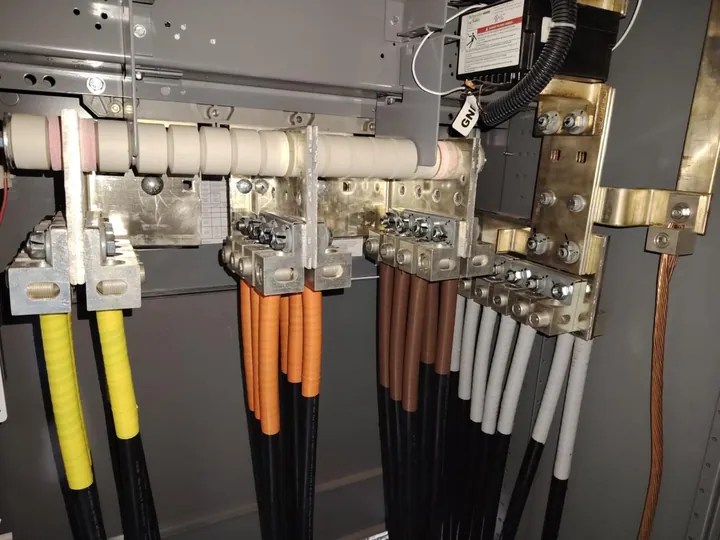 Conductores de fuerza conectados en un tablero de distribución instalado por INGCOTEC