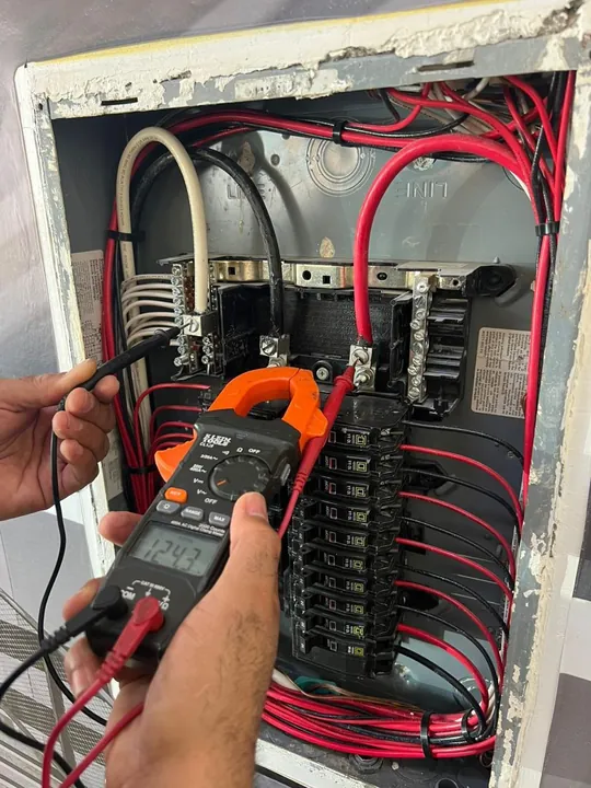Medición con multímetro en un tablero de interruptores durante una certificación eléctrica