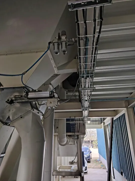 Montaje en altura de canalización eléctrica