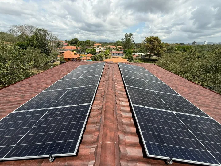 Arreglo fotovoltaico sobre cubierta de tejas