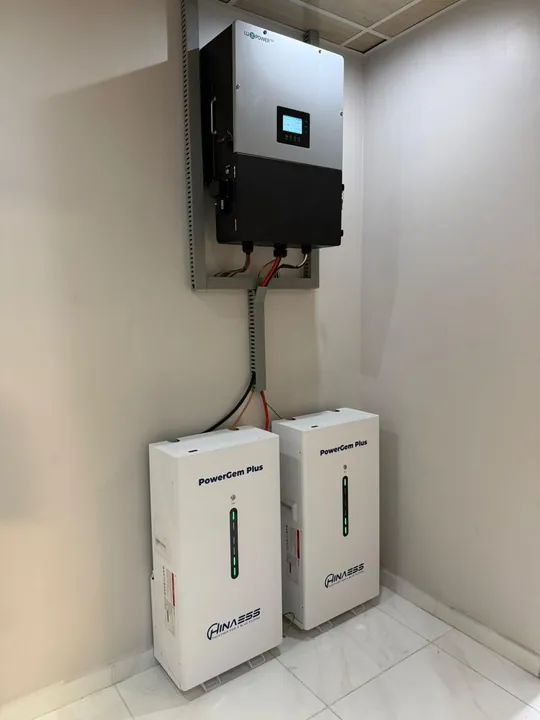 Inversor híbrido con baterías de almacenamiento