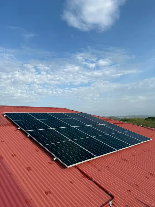 Paneles solares sobre techo de tejas