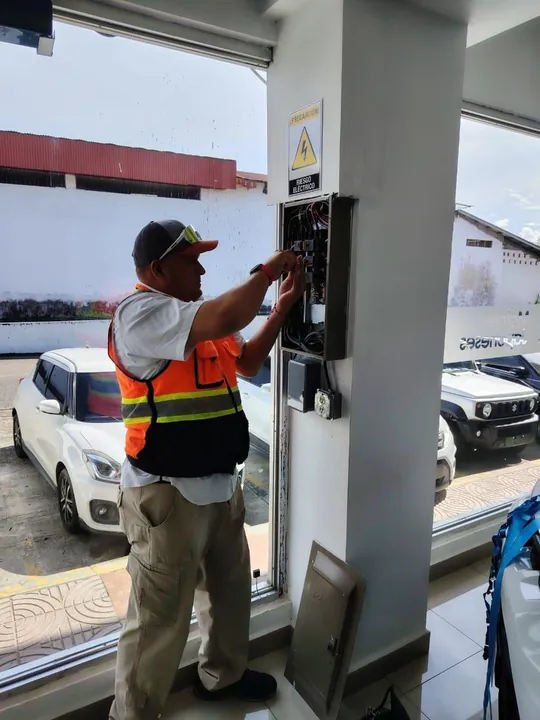 Técnico de INGCOTEC dando mantenimiento a un tablero eléctrico exterior