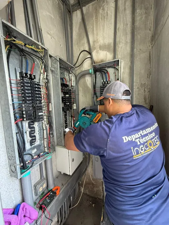 Técnico del departamento técnico revisando un tablero de distribución