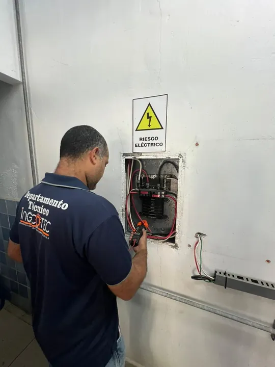 Técnico trabajando en tablero de pared